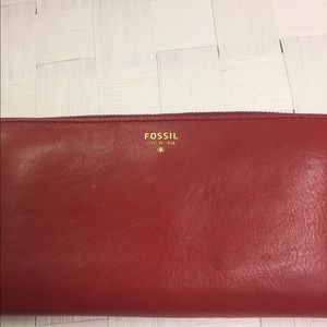 Fossil women’s clutch